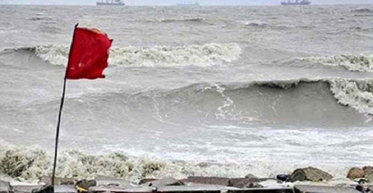 ঘূর্ণিঝড় দানা: সমুদ্রবন্দরে ৩ নম্বর সতর্কতা সংকেত, উপকূলে বৃষ্টি