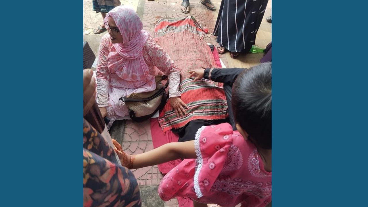 মেয়ে পরীক্ষার হলে, বাইরে অপেক্ষারত মায়ের মৃত্যু