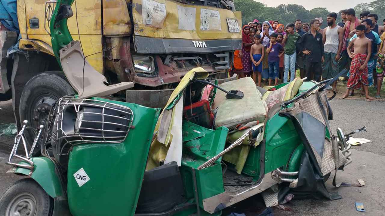 নরসিংদীতে ট্রাকচাপায় অটোরিকশার ৬ যাত্রী নিহত