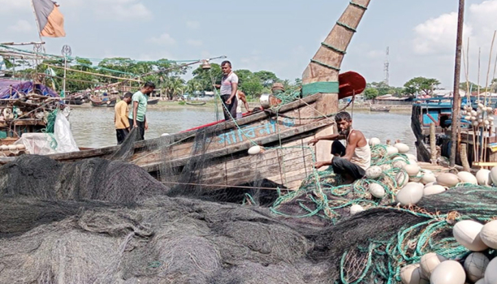 উঠছে নিষেধাজ্ঞা, ইলিশ ধরার অপেক্ষায় জেলেরা