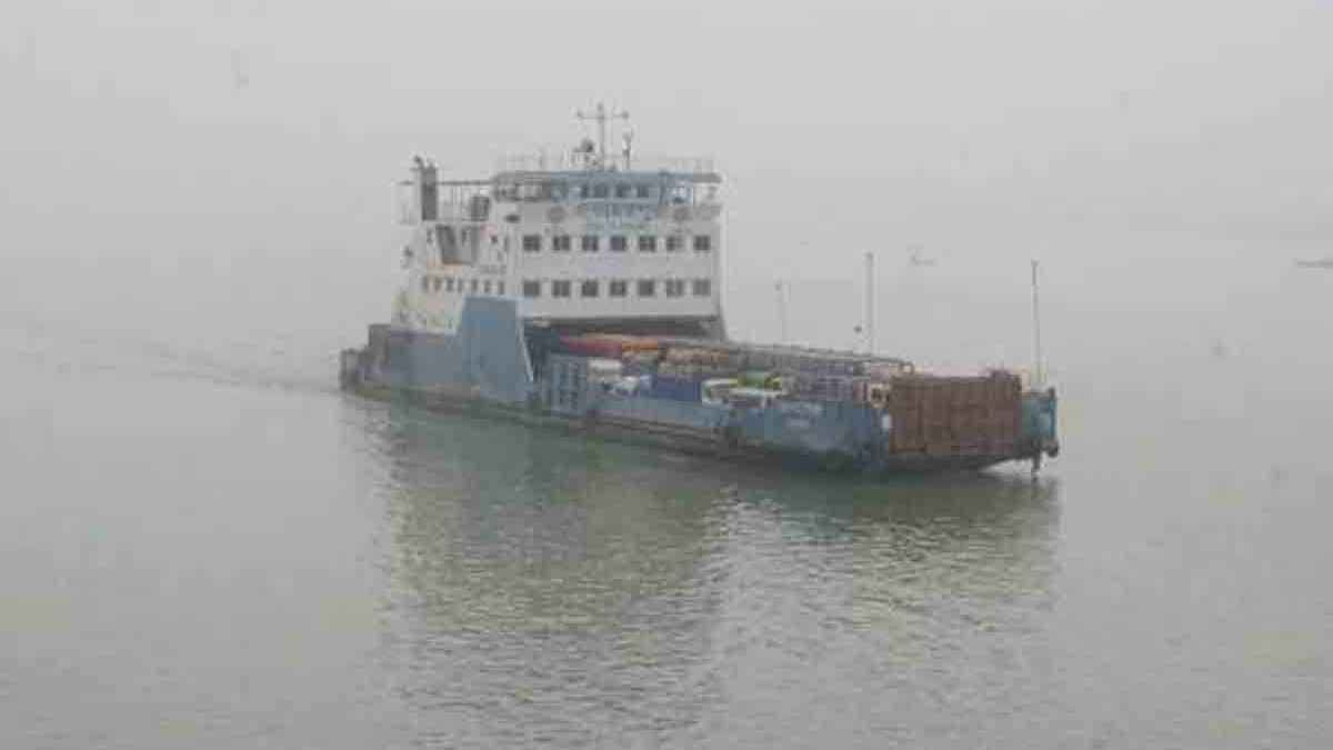 পৌনে ৩ ঘণ্টা পর দৌলতদিয়া-পাটুরিয়ায় ফেরি চলাচল শুরু