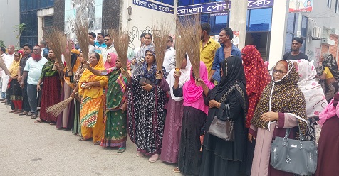 হান্নানের যোগদান ঠেকাতে পৌরভবনের সামনে ঝাড়ু মিছিল