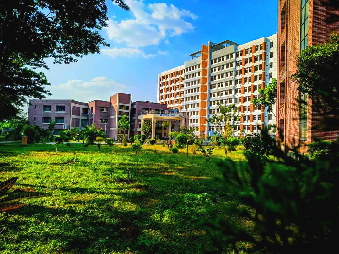 কুয়াশায় ক্যাম্পাসে শীতের আগমনী বার্তা