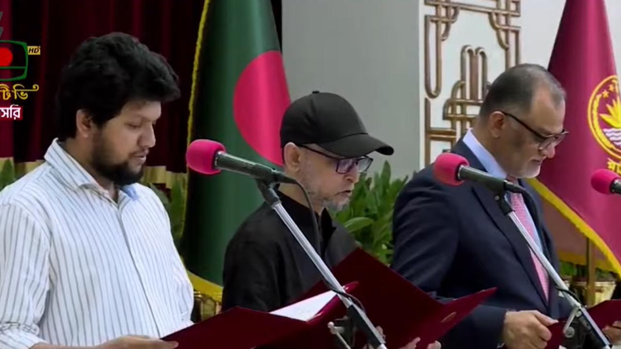 উপদেষ্টা হিসেবে শপথ নিলেন বশির-ফারুকী-মাহফুজ