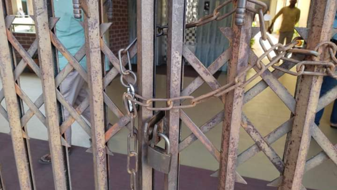 প্রশাসনিক ভবনে তালা ঝুলিয়ে হাবিপ্রবি শিক্ষার্থীদের বিক্ষোভ