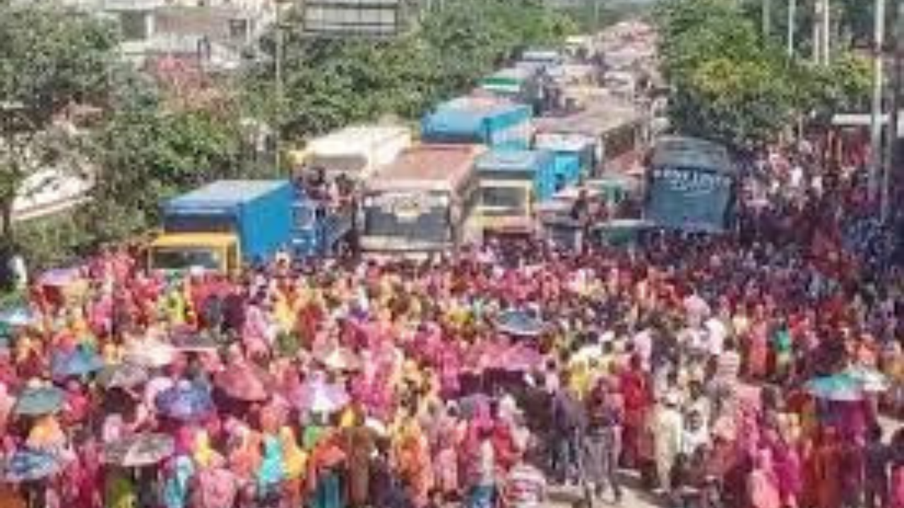 আশ্বস্ত হতে পারছেন না শ্রমিকরা, চলছে অবরোধ