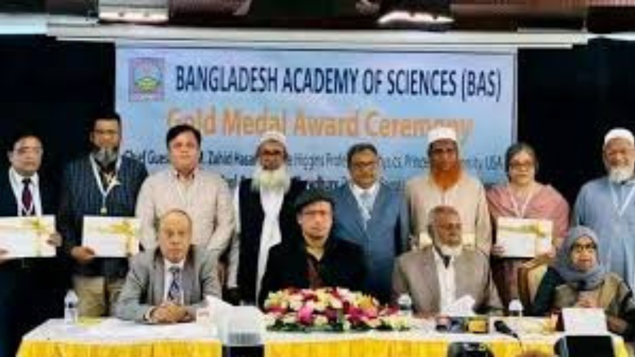 গবেষণায় অবদানের জন্য স্বর্ণপদক পেলেন বাকৃবির ৫ শিক্ষক