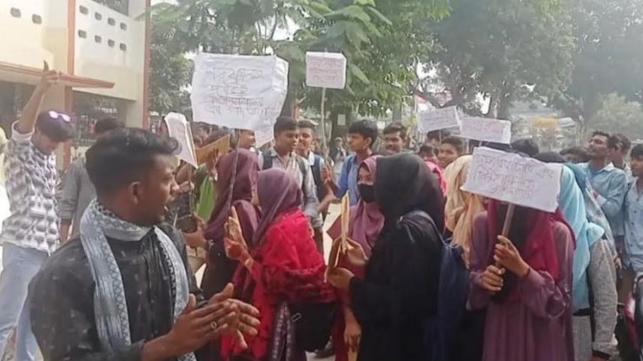 ঠাকুরগাঁওয়ের ডিগ্রি কলেজের অধ্যক্ষের পদত্যাগের দাবিতে বিক্ষোভ