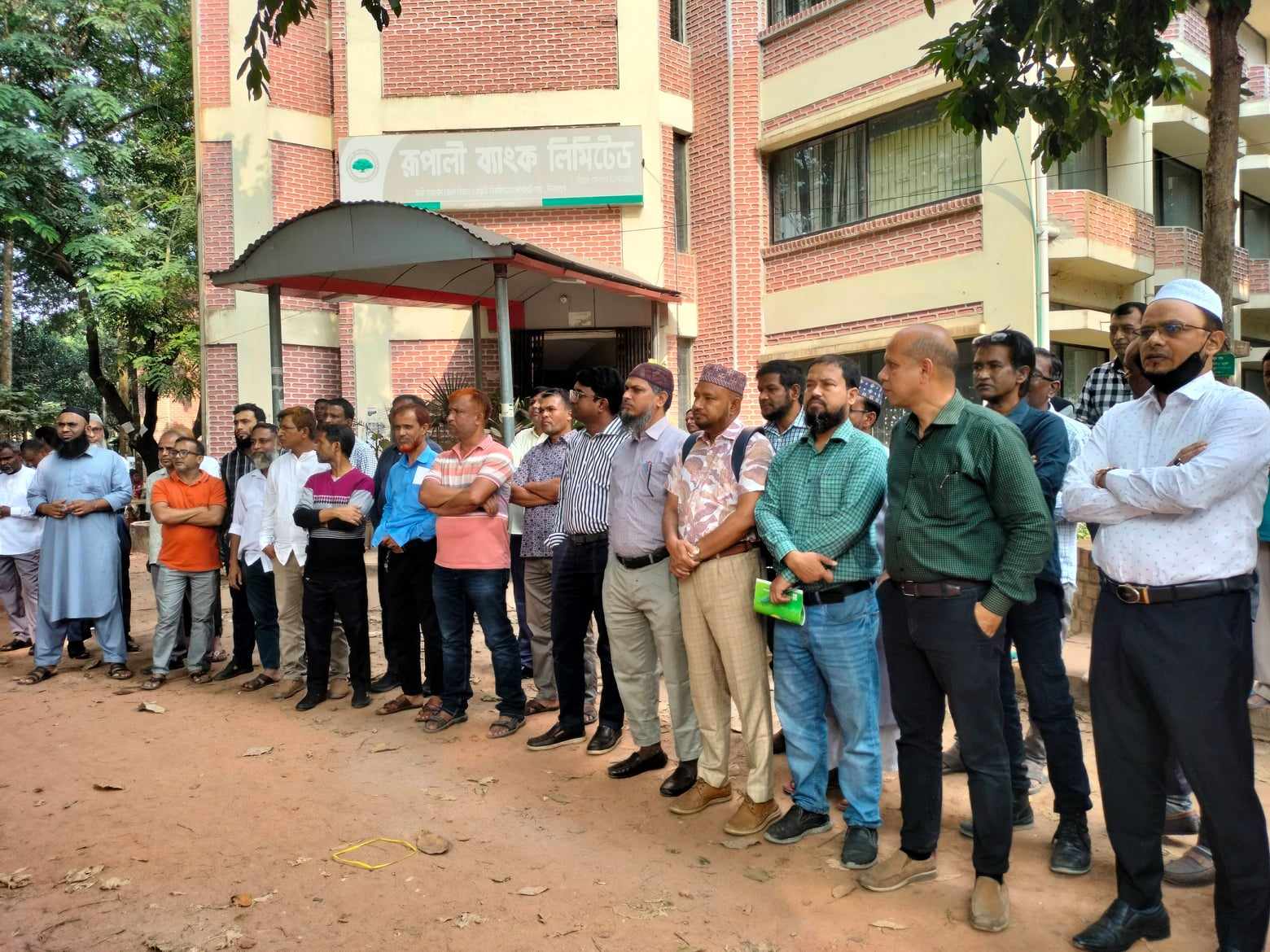 হাবিপ্রবিতে শিক্ষক, কর্মকর্তা-কর্মচারীদের মানববন্ধন