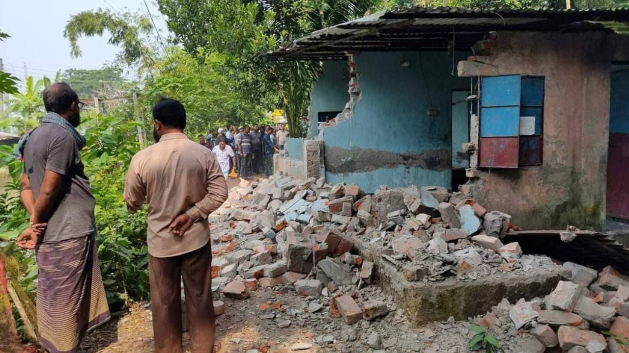 নল‌ছি‌টি‌তে অবৈধ স্থাপনা উচ্ছেদ করে সড়ক প্রশস্তকরণ শুরু