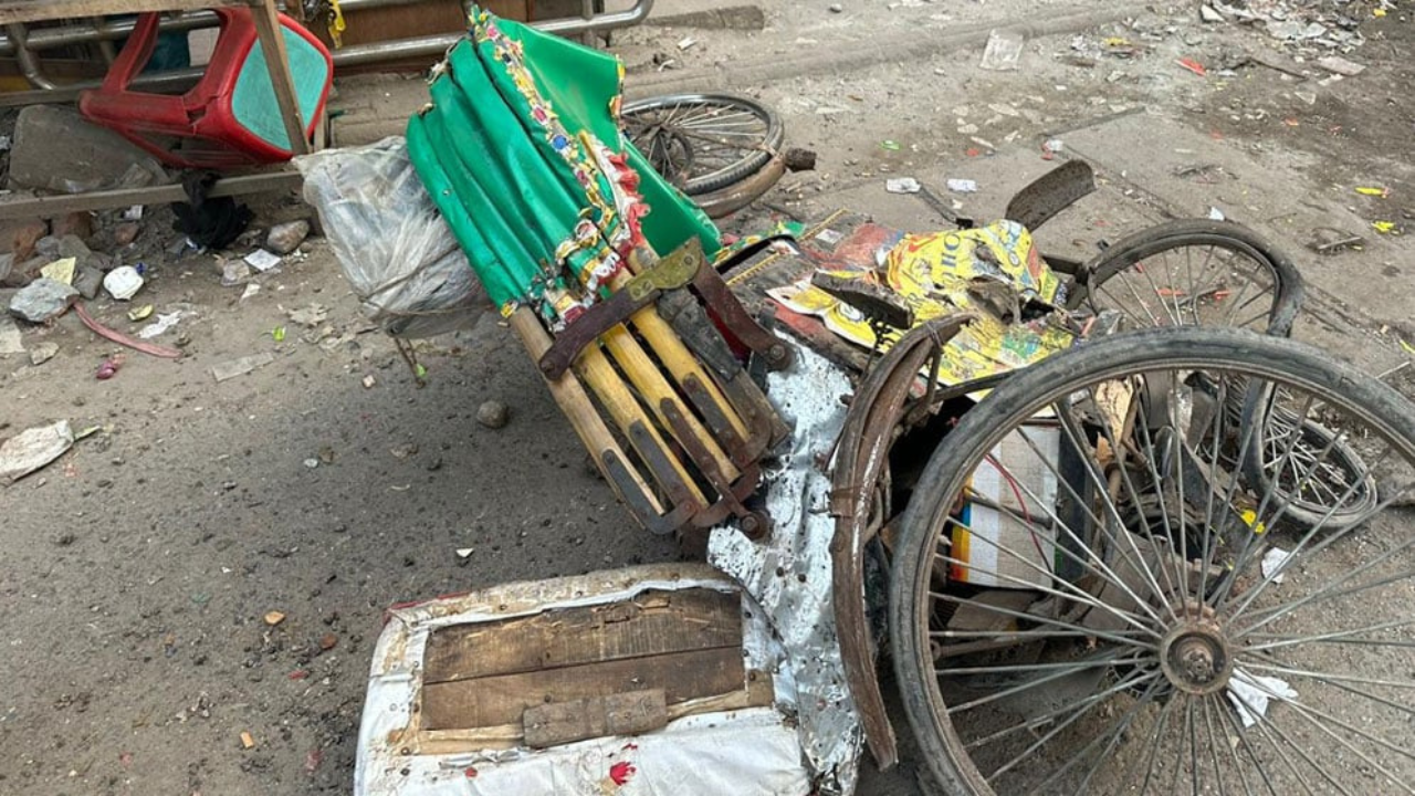 পল্টনে বাস  ট্রাকের মুখোমুখি সংঘর্ষে রিকশাযাত্রী নিহত