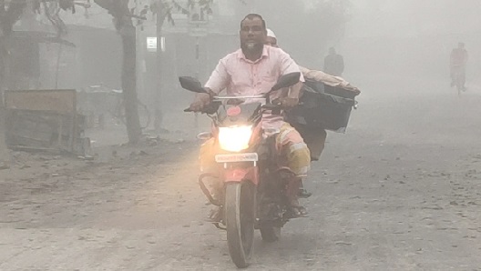 কুয়াশায় ঢাকা কুড়িগ্রাম, হেডলাইট জ্বালিয়ে চলছে যানবাহন