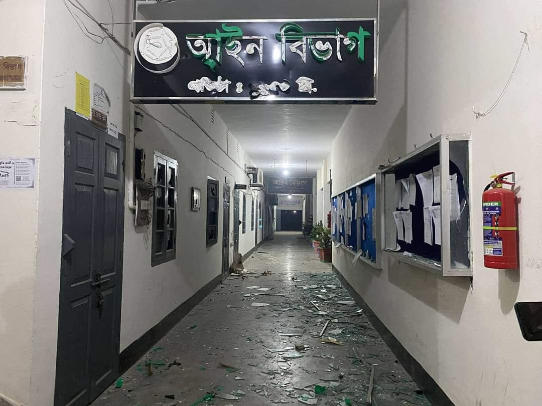 রাবিতে ফুটবল খেলাকে কেন্দ্র করে দুই বিভাগের সংঘর্ষ; শিক্ষক-সাংবাদিকসহ আহত ৩০