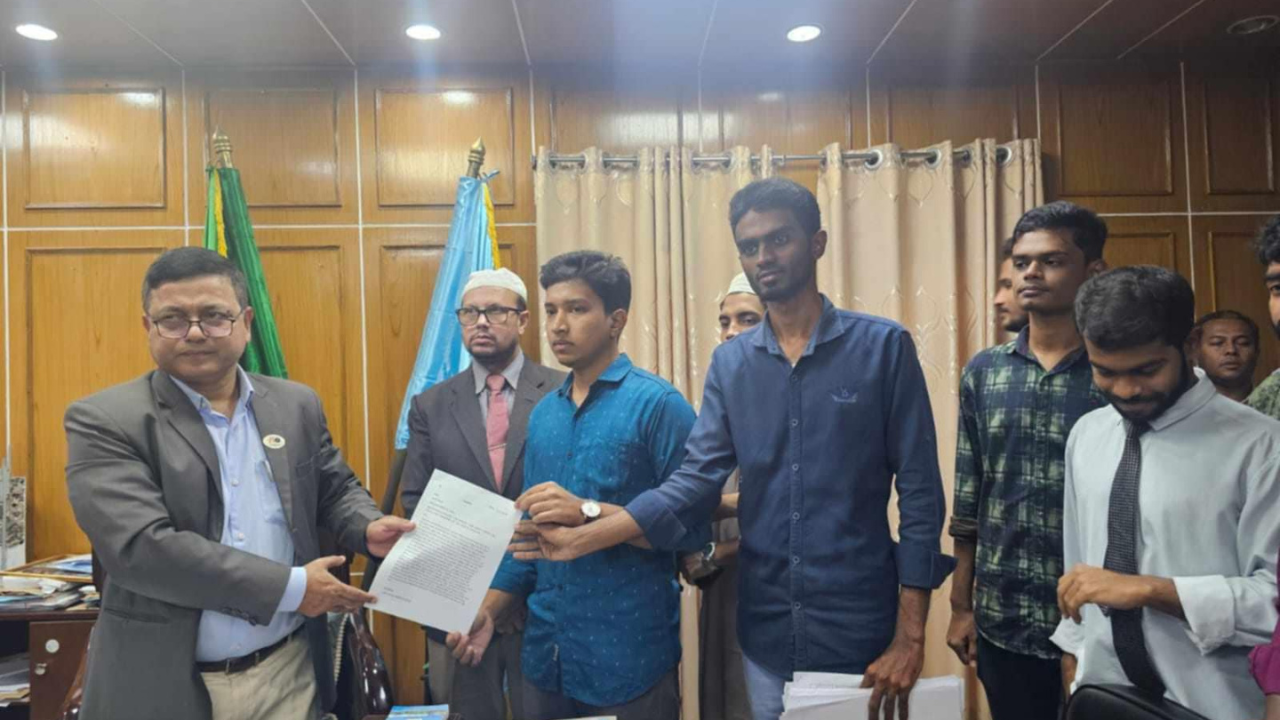 প্রতিষ্ঠাকালীন নাম পূর্ণবহালের দাবিতে উপাচার্য বরাবর স্মারকলিপি প্রদান