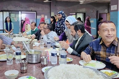 শিক্ষার্থীদের সাথে ডাইনিং এ খেলেন হাবিপ্রবির ভাইস-চ্যান্সেলর