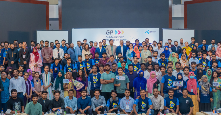 জেলায় জেলায় 'স্মার্ট উদ্যোক্তা’ বুটক্যাম্প আয়োজন করছে গ্রামীণফোন