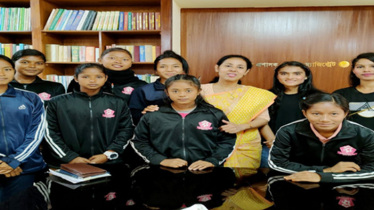 ঠাকুরগাঁওয়ে সাফ চ্যাম্পিয়ান নারী ফুটবলারদের ফুলেল শুভেচ্ছা