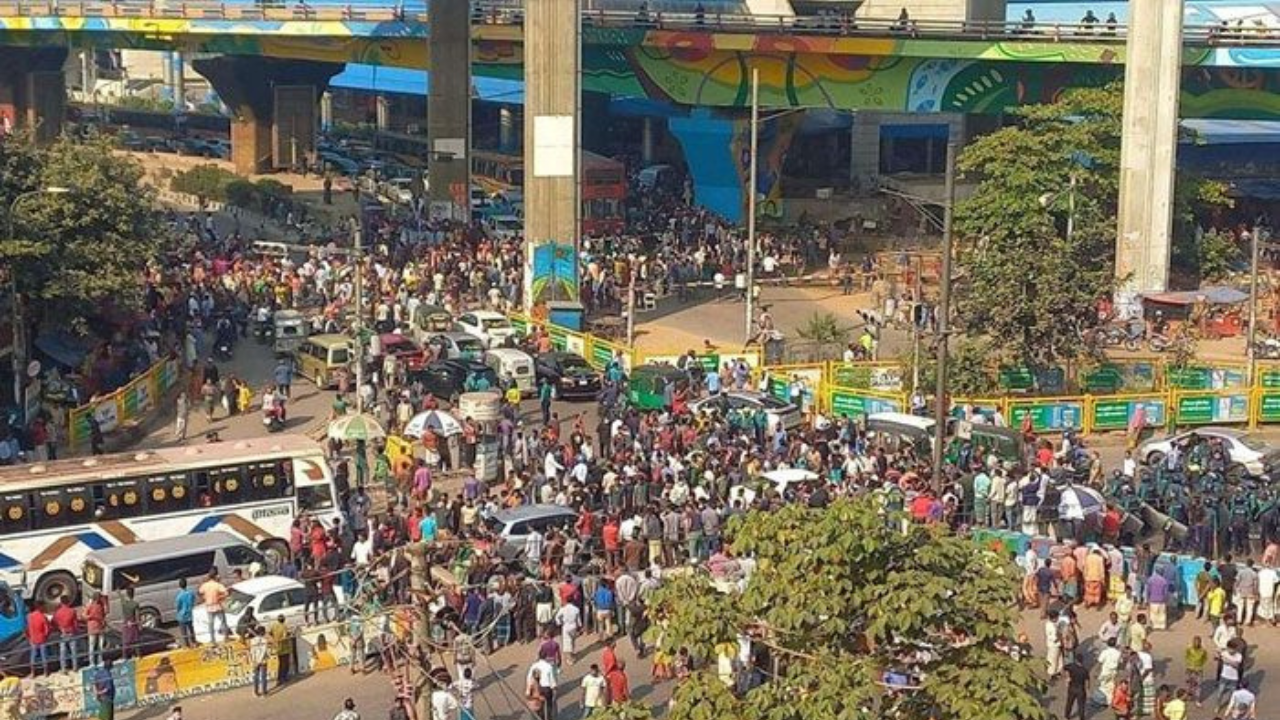 ব্যাটারিচালিত রিকশাচালকদের বিক্ষোভ, তীব্র যানজট