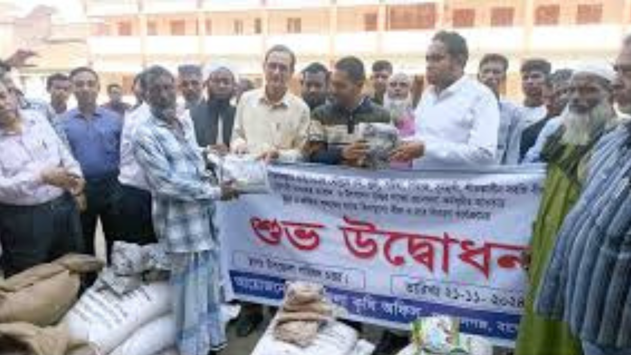 মোরেলগঞ্জে সাড়ে ৫ হাজার কৃষক পেলেন বিনামূল্যে সার ও বীজ