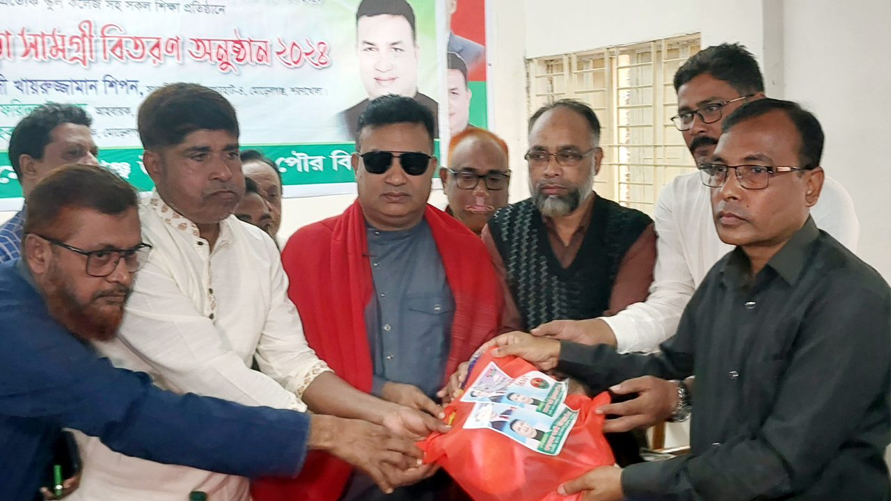 মোরেলগঞ্জে শিক্ষা প্রতিষ্ঠানে ক্রীড়া সামগ্রী  বিতরণ বিএনপির