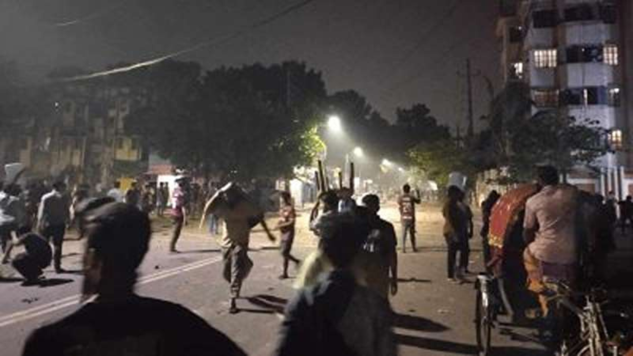 মধ্যরাতে ঢাকা পলিটেকনিক ও বুটেক্স শিক্ষার্থীদের মধ্যে দফায় দফায় সংঘর্ষ,আহত ৪০