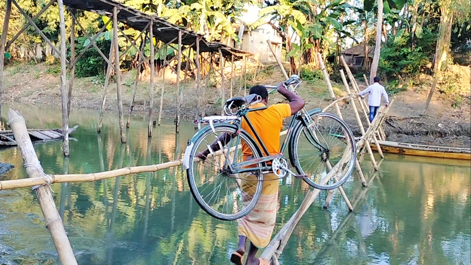 ফুলবাড়ীতে নড়বড়ে বাঁশের সাঁকোয় ঝুঁকি নি‌য়ে পারাপার