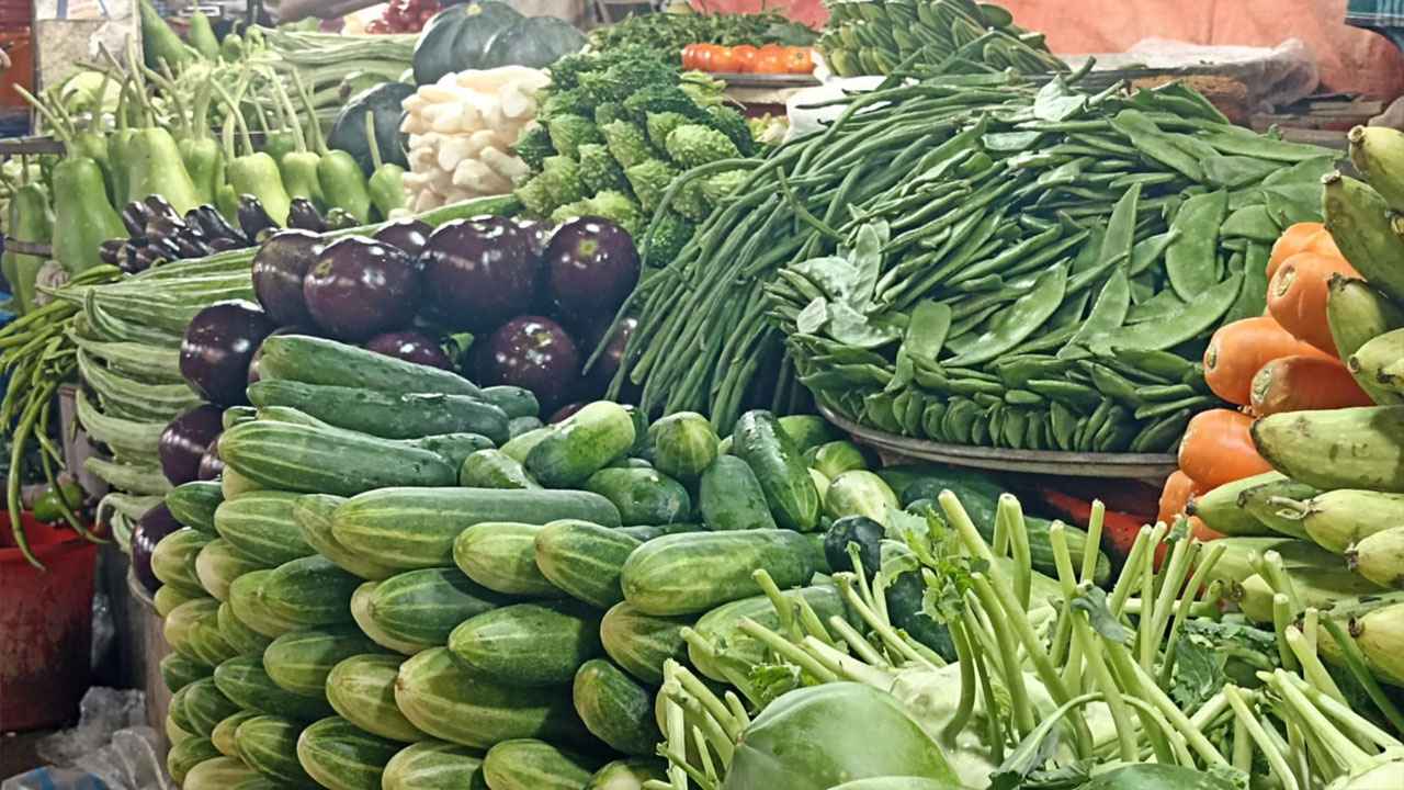 মৌসুমি বাহারি সব সবজিতে পরিপূর্ণ বাজার, কমেছে দাম