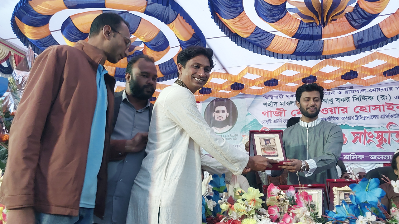 মোংলায় আন্তর্জাতিক অপরাধ ট্রাইব্যুনালের প্রসিকিউটর গাজী তামিমকে সংবর্ধনা