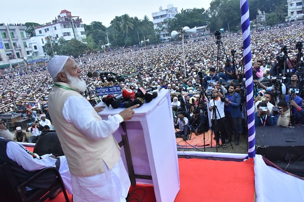 যারা দেশকে ভালোবাসে তারা কখনও পালায় না