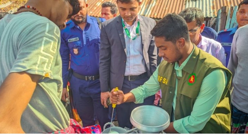 সাতক্ষীরায় ভোক্তা অধিকারের অভিযানে ভেজাল দুধ ব্যবসায়ীকে জরিমানা