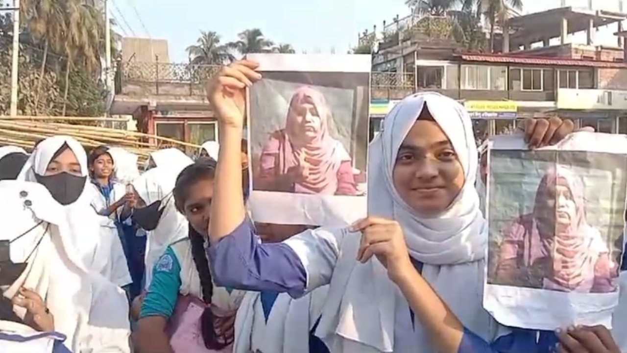 লক্ষ্মীপুরে শিক্ষিকার পদত্যাগের দাবিতে শিক্ষার্থীদের পরীক্ষা বর্জন, স্কুল গেটে তালা