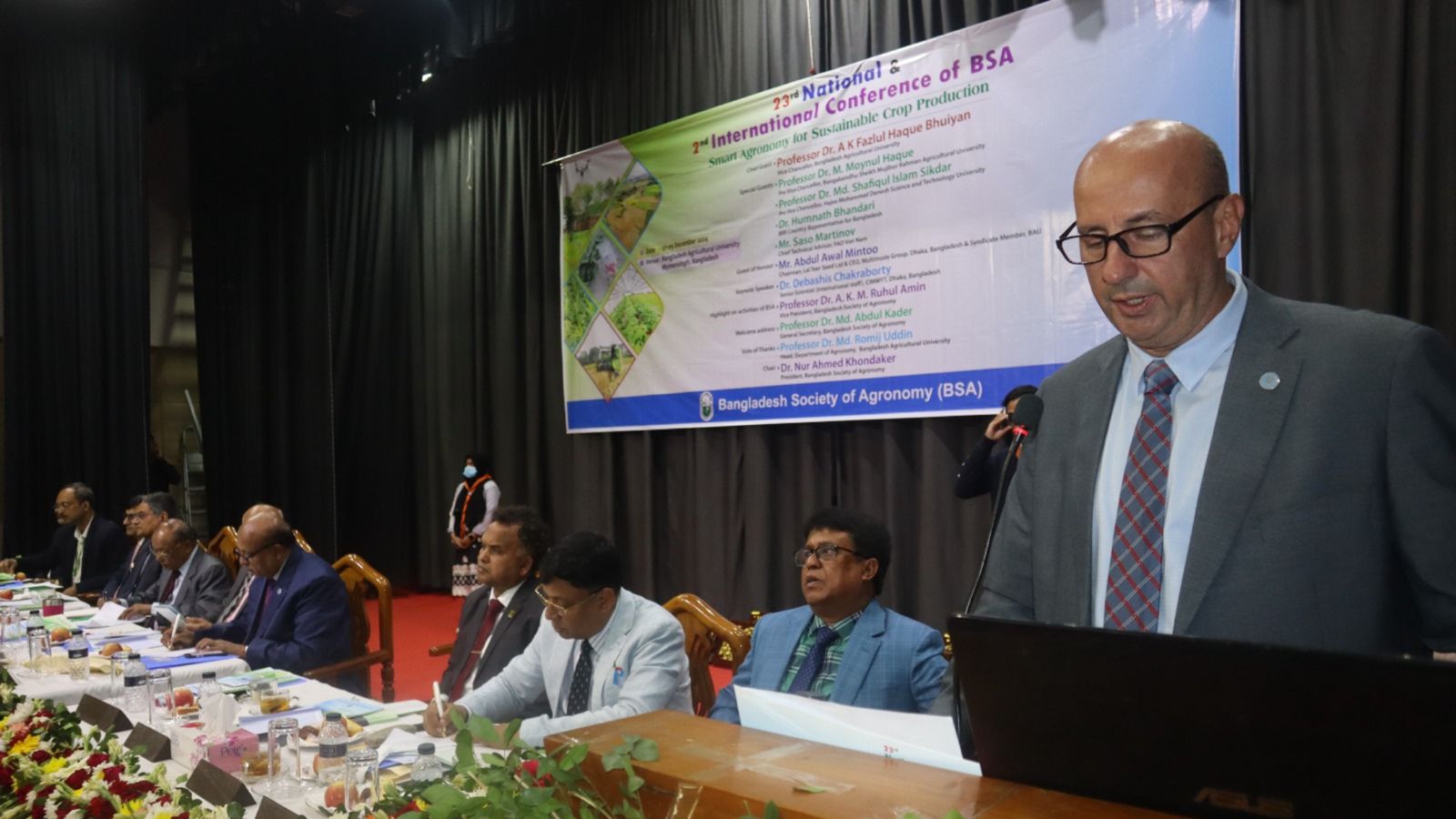 খাদ্য চাহিদা মেটাতে স্মার্ট কৃষিতত্ত্বের প্রয়োগ অপরিহার্যঃ বাকৃবি উপাচার্য