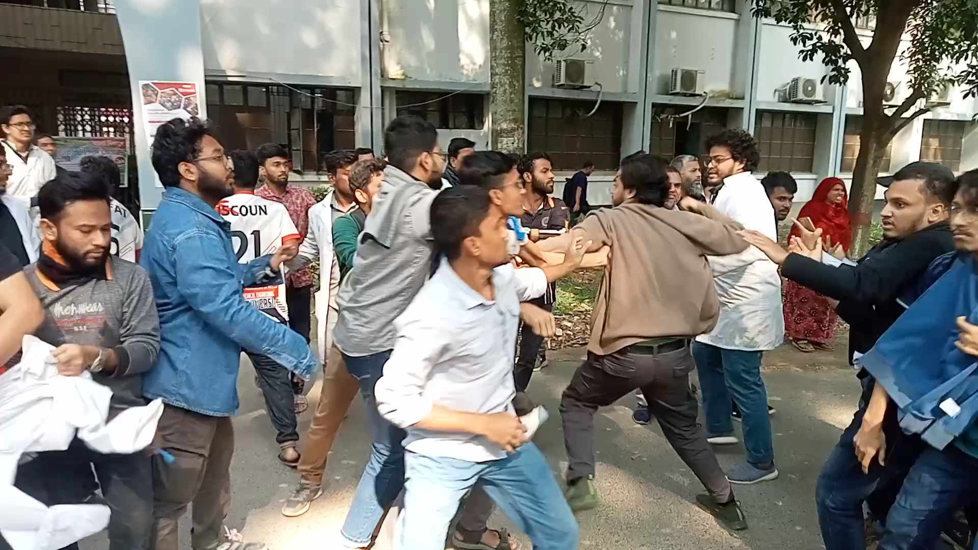 ইসলামী বিশ্ববিদ্যালয়: খেলাকে কেন্দ্র করে মারামারিতে জড়ালো দুই বিভাগের শিক্ষার্থীরা