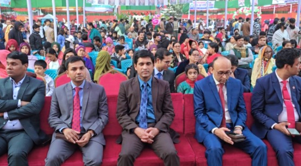 ফরিদপুরে শুরু হয়েছে তিন দিনব্যাপী বিজয় মেলা, উপচে পড়া ভিড়