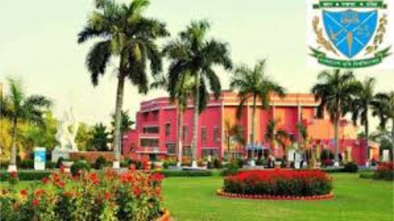 বিশ্ববিদ্যালয়ের ভিতরে শিক্ষককে মারধর, বাসার সামনে ককটেল বিস্ফোরণের অভিযোগ