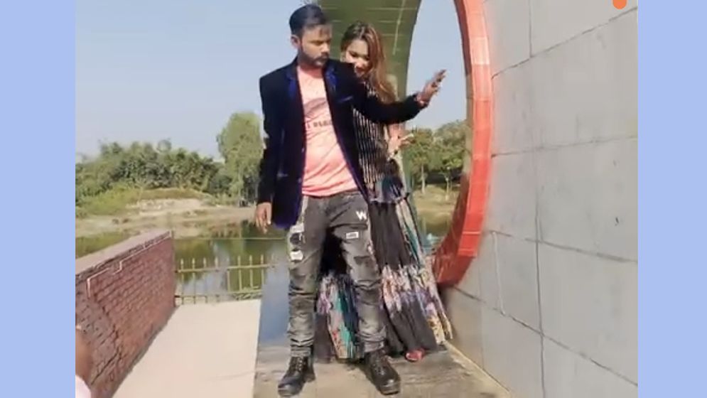 মুক্তিযুদ্ধের স্মৃতিস্তম্ভে জুতা পরে হিরো আলমের ভিডিও, মুক্তিযোদ্ধাদের ক্ষোভ