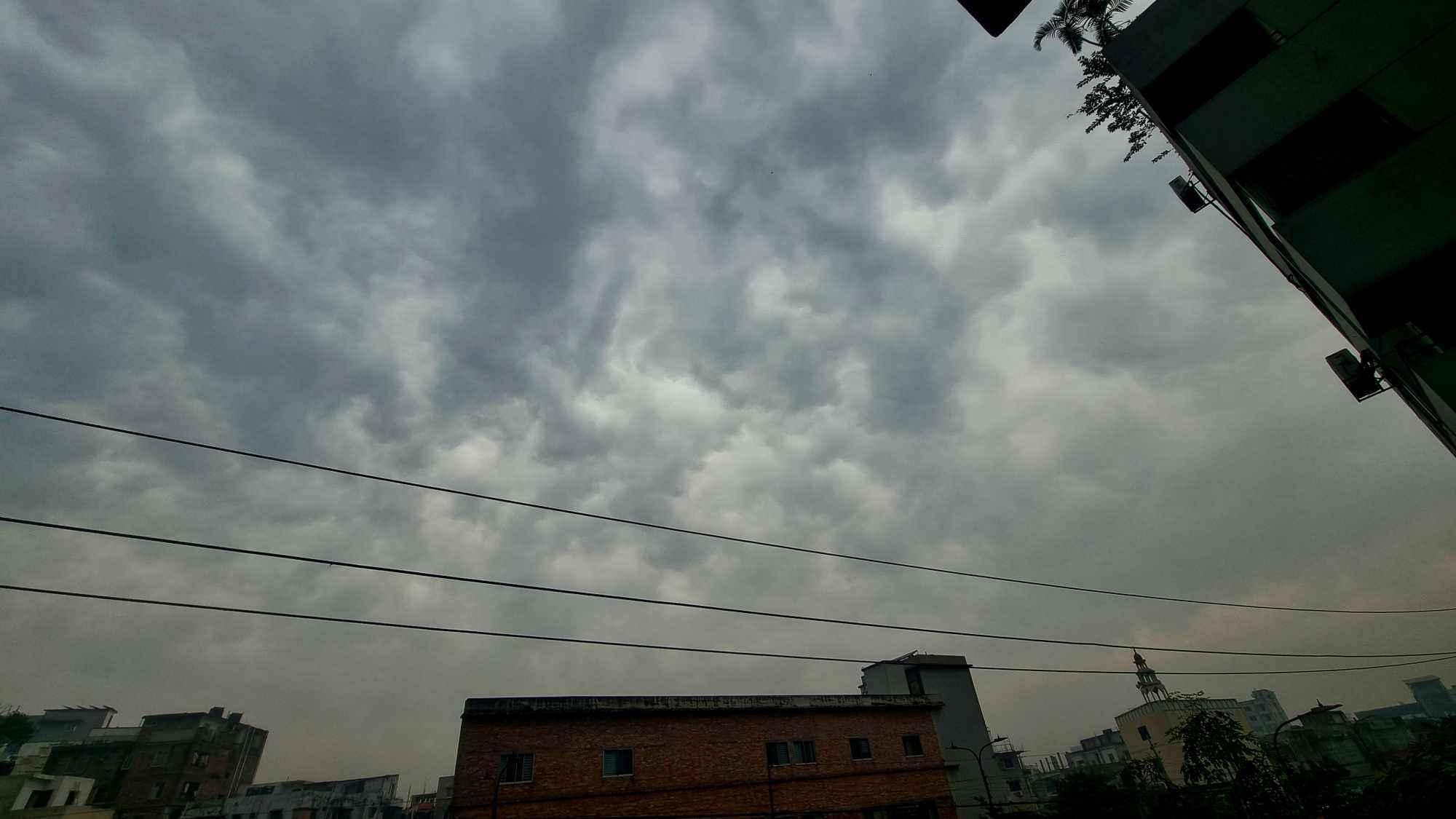 মেঘ জমেছে ঢাকার আকাশে, বৃষ্টি নিয়ে যে বার্তা