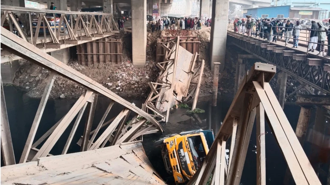 টঙ্গীতে ব্রিজ ভেঙে ট্রাক নদীতে, বিকল্প পথে চলার অনুরোধ