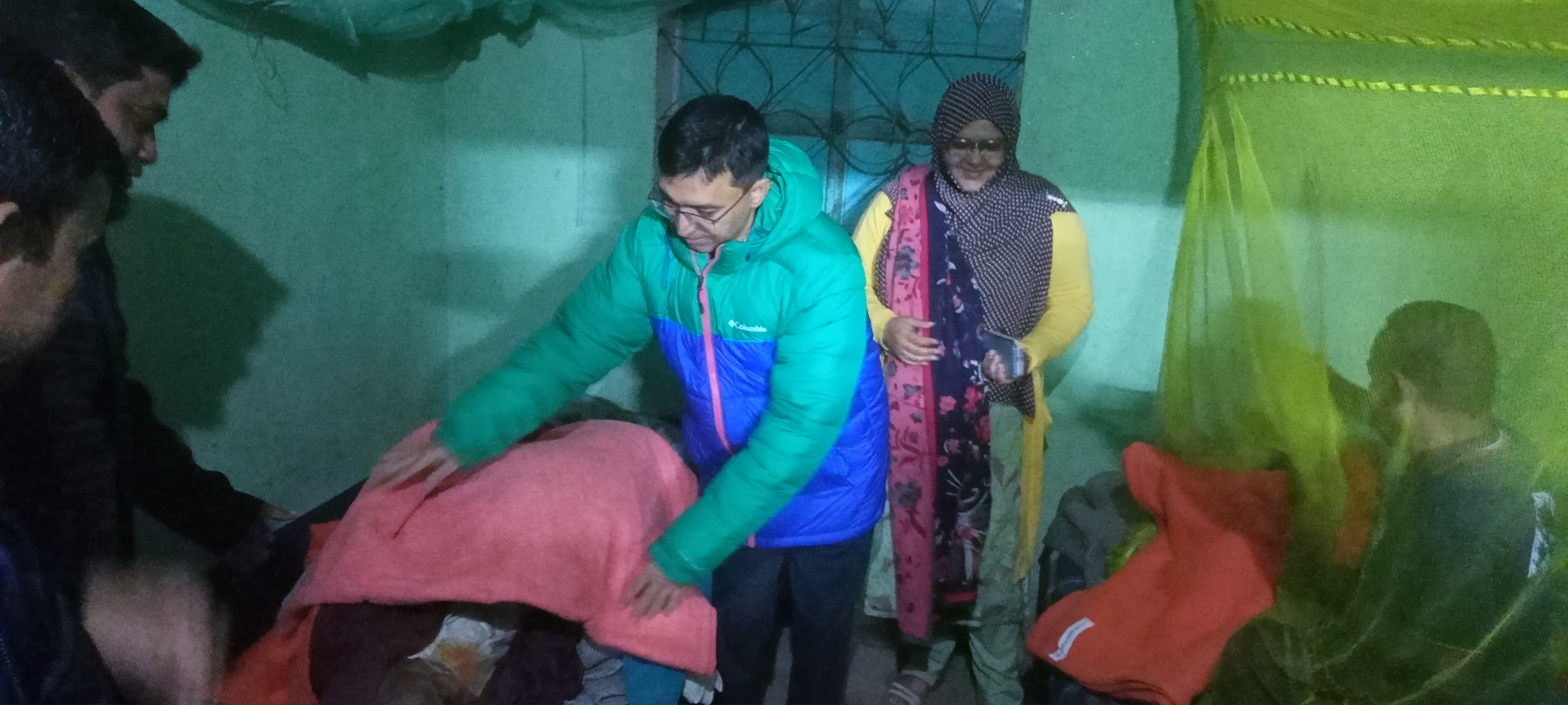 মধ্যরাতে বৃদ্ধাশ্রমে শীতার্তদের মাঝে ডিসির কম্বল বিতরণ