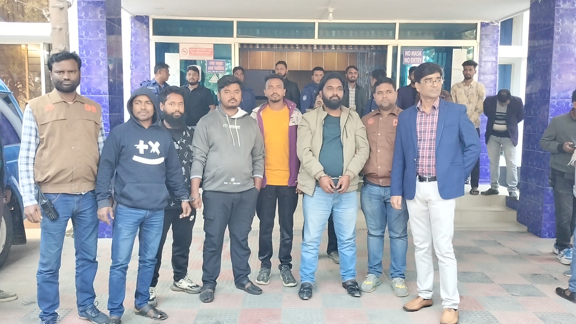 জামালপুরে আগ্নেয়াস্ত্র নিয়ে হাসপাতালে হামলা সাবেক যুবদল নেতাসহ গ্রেপ্তার ৫