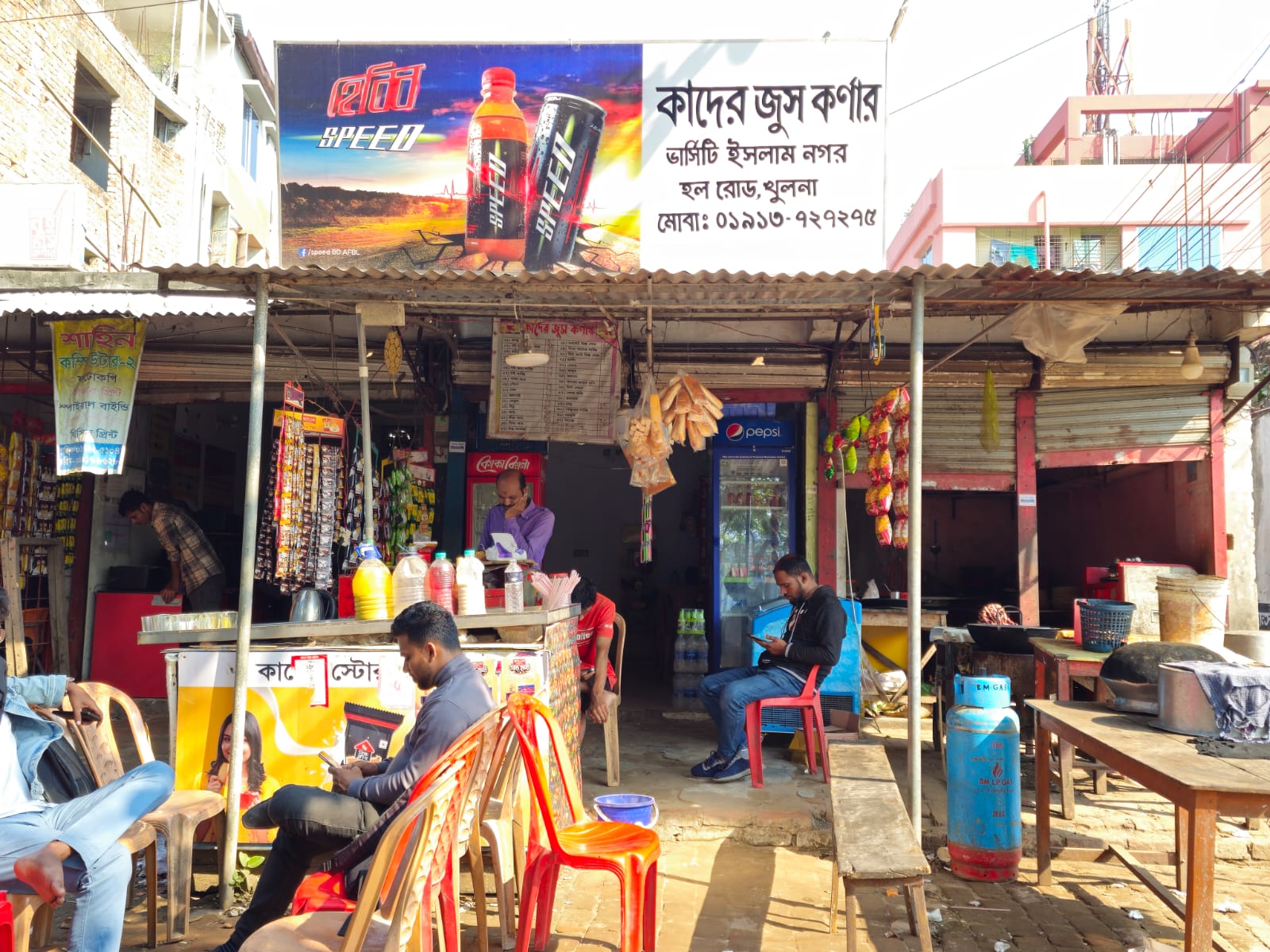 খুবিতে শিক্ষার্থীদের বাকি খাওয়ায় দোকান চালাতে হিমশিম খাচ্ছে ’কাদের ভাই’