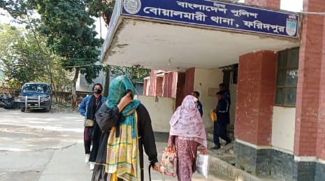 ফরিদপুরে পর্ণোগ্রাফি চক্রের ২ সদস্য আটক, টাকা খোয়ালেন প্রবাসীর স্ত্রী