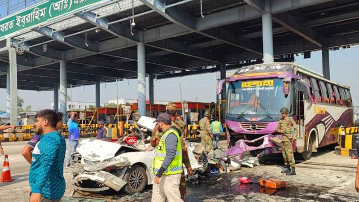 ঢাকা-মাওয়া এক্সপ্রেসওয়ের টোল প্লাজায় বাসের ধাক্কায় ৫ জন নিহত