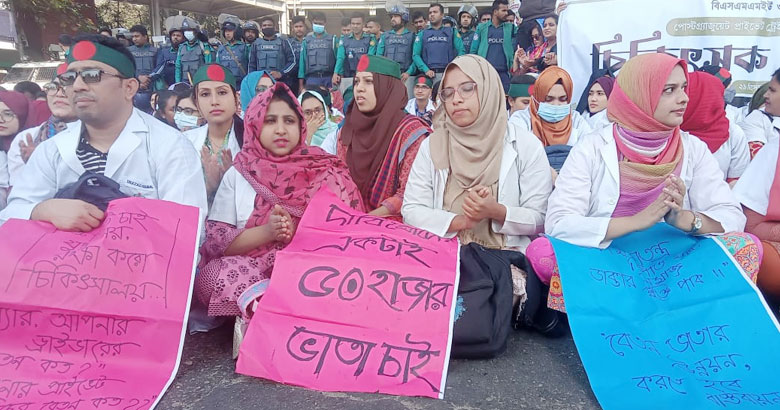 ৩ ঘণ্টায়ও শাহবাগ ছাড়েননি ট্রেইনি চিকিৎসকরা, ভোগান্তি চরমে