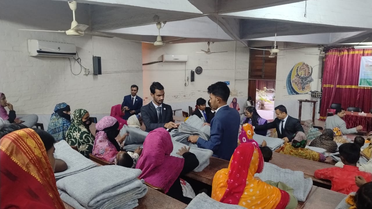 ১০০ জন শীতার্তের মাঝে শীতবস্ত্র বিতরণ করলো বাকৃবি রোটার‍্যাক্ট ক্লাব