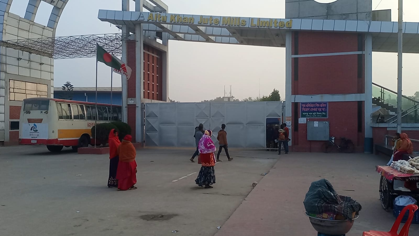 ফরিদপুরে ভলভো ব্যাটারির সিসা কারখানায় বিস্ফোরণে তিন শ্রমিক দগ্ধ