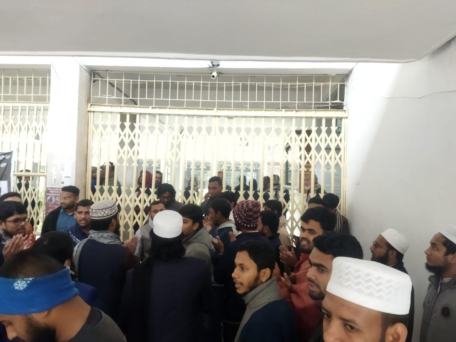 নিজস্ব পদ্ধতিতে ভর্তি পরীক্ষার দাবিতে ইবির প্রশাসন ভবনে তালা