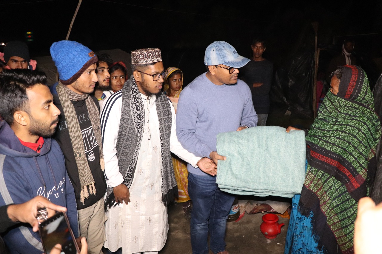 কম্বল নিয়ে ভাসমান বেদে পল্লীতে নল‌ছি‌টির ইউএনও