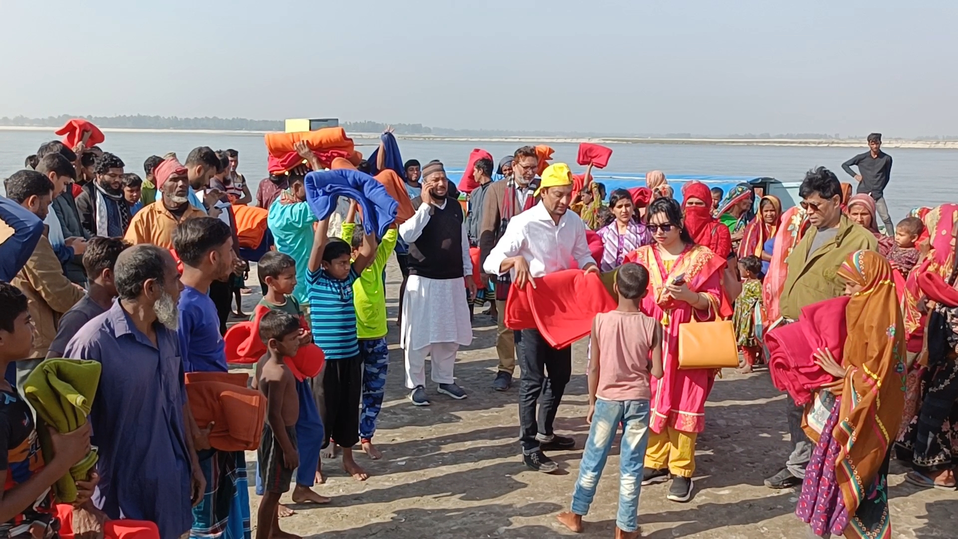 কুড়িগ্রামের চরে তিন শতাধিক শীতার্ত মানুষের মাঝে কম্বল বিতরণ