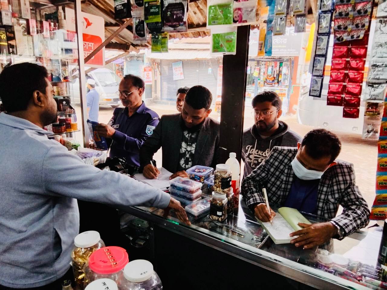 হিলিতে ভোক্তা অধিকারের অভিযান, ৬টি প্রতিষ্ঠানকে জরিমানা